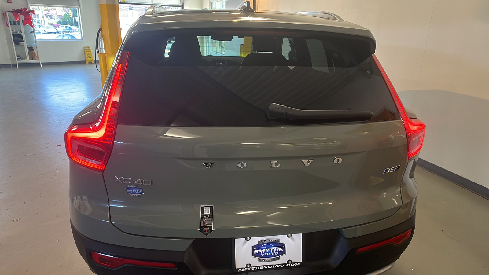 2025 Volvo XC40 B5 Plus Bright Theme 4