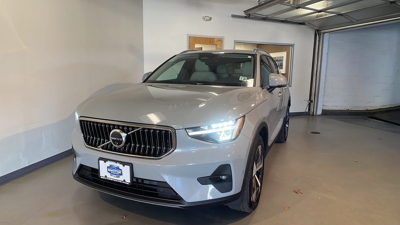 2025 Volvo XC40 B5 Plus Bright Theme 1