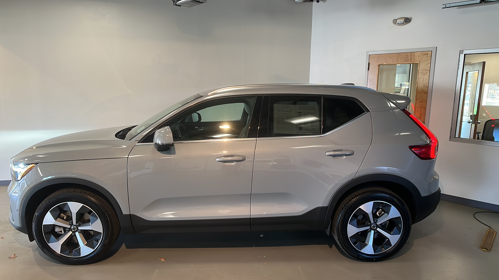 2025 Volvo XC40 B5 Plus Bright Theme 2