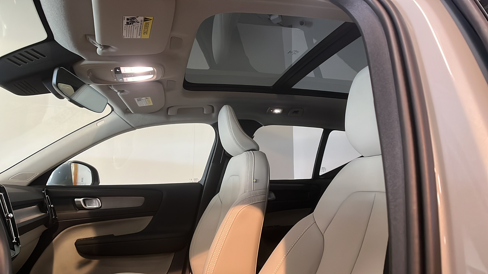 2025 Volvo XC40 B5 Plus Bright Theme 14