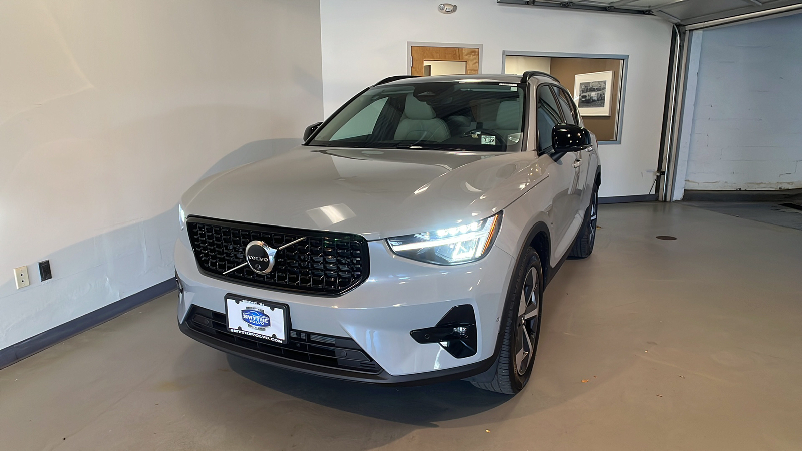 2025 Volvo XC40 B5 Plus Dark Theme 1