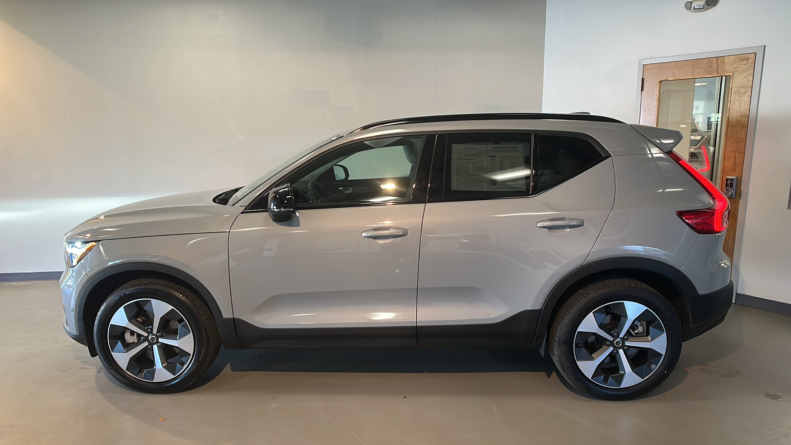 2025 Volvo XC40 B5 Plus Dark Theme 2