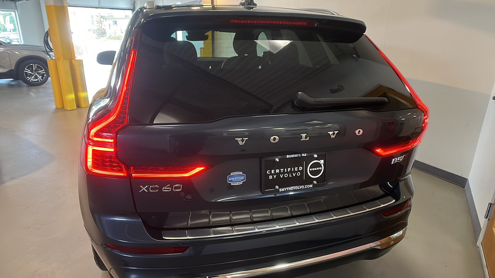 2023 Volvo XC60 B5 Plus Bright Theme 4