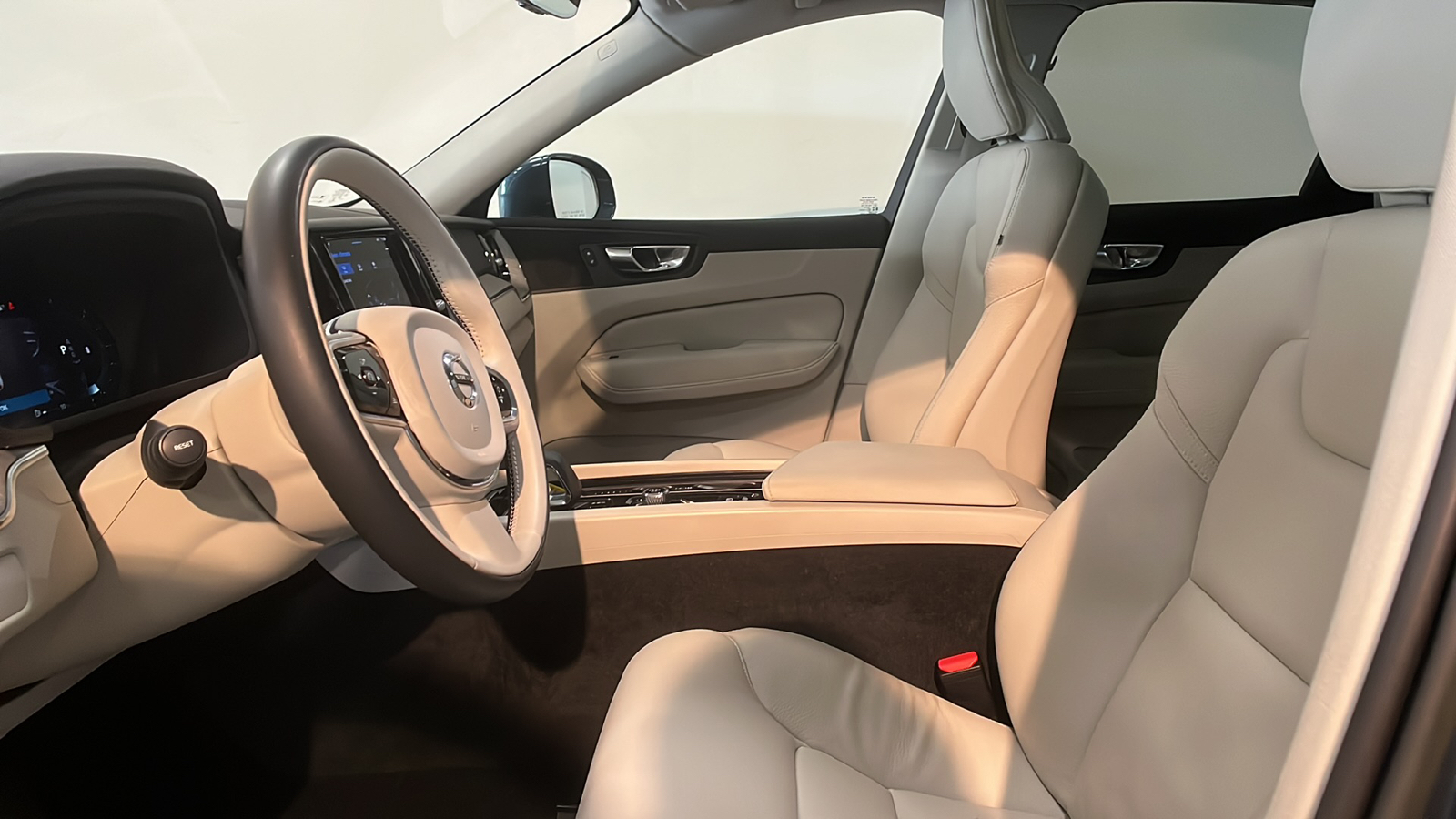 2023 Volvo XC60 B5 Plus Bright Theme 12