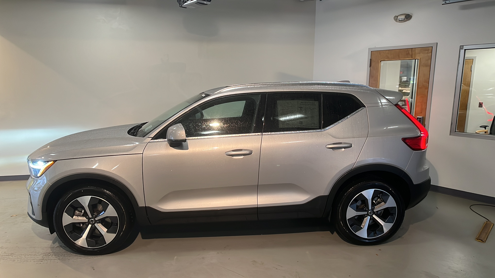 2025 Volvo XC40 B5 Plus Bright Theme 2