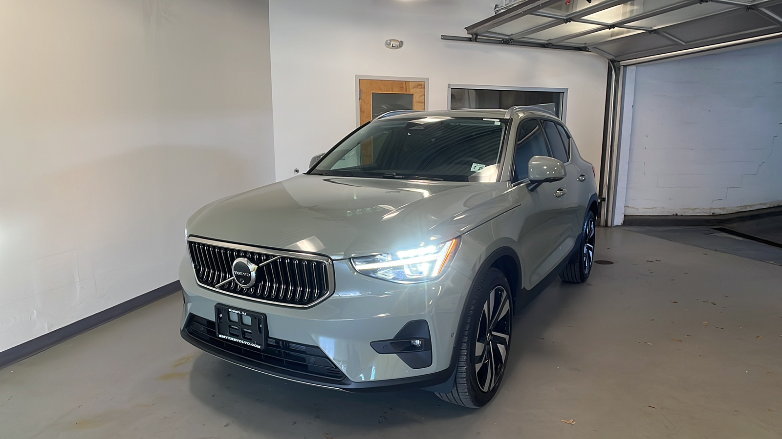 2025 Volvo XC40 B5 Plus Bright Theme 1