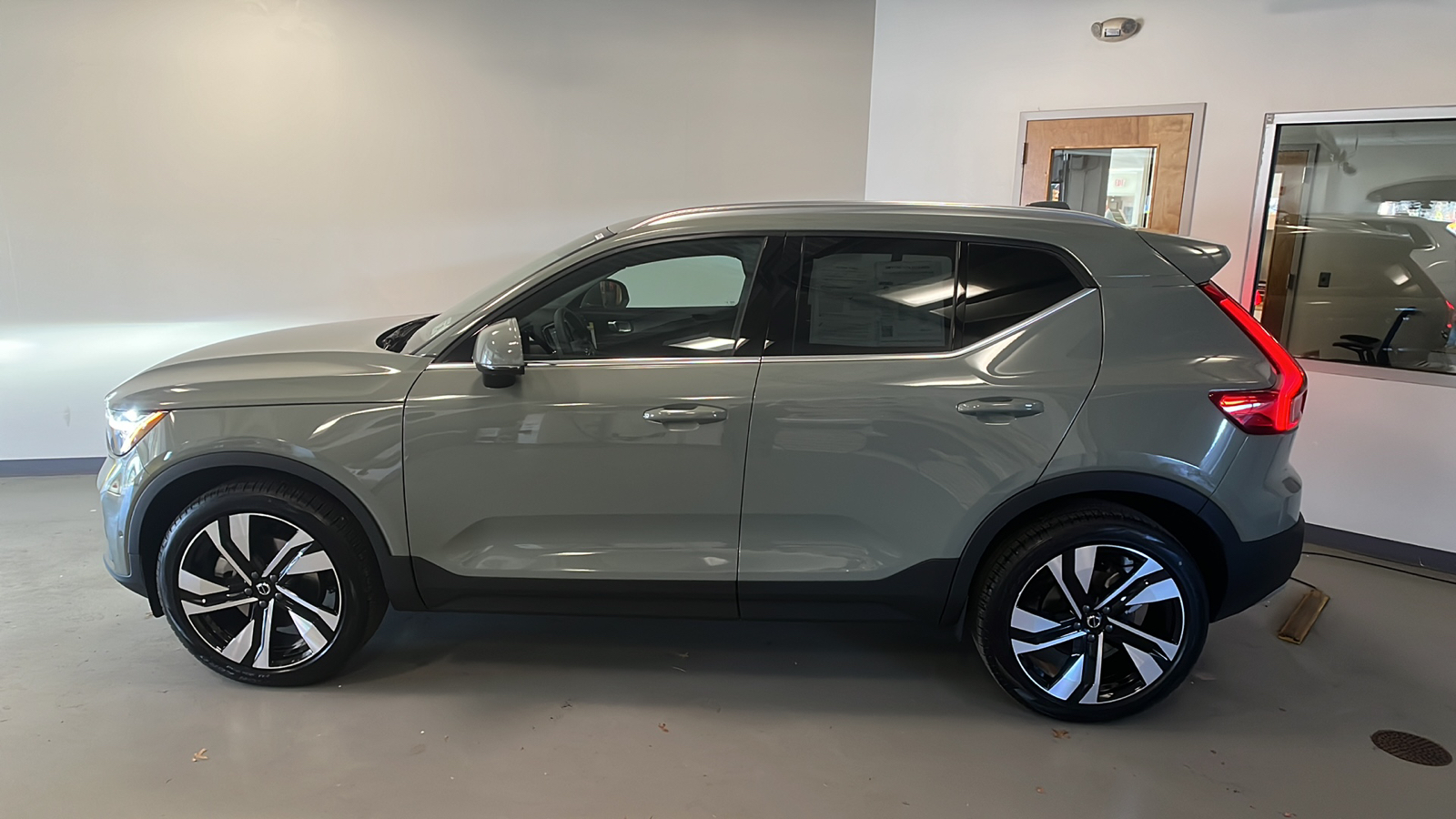 2025 Volvo XC40 B5 Plus Bright Theme 2