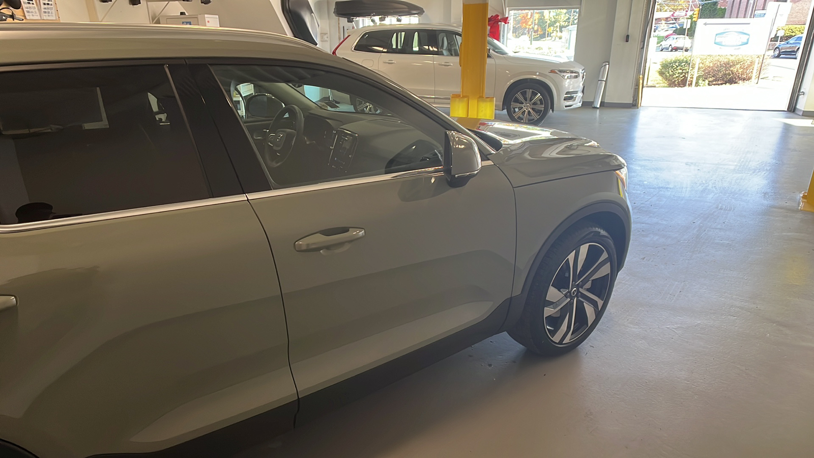 2025 Volvo XC40 B5 Plus Bright Theme 7