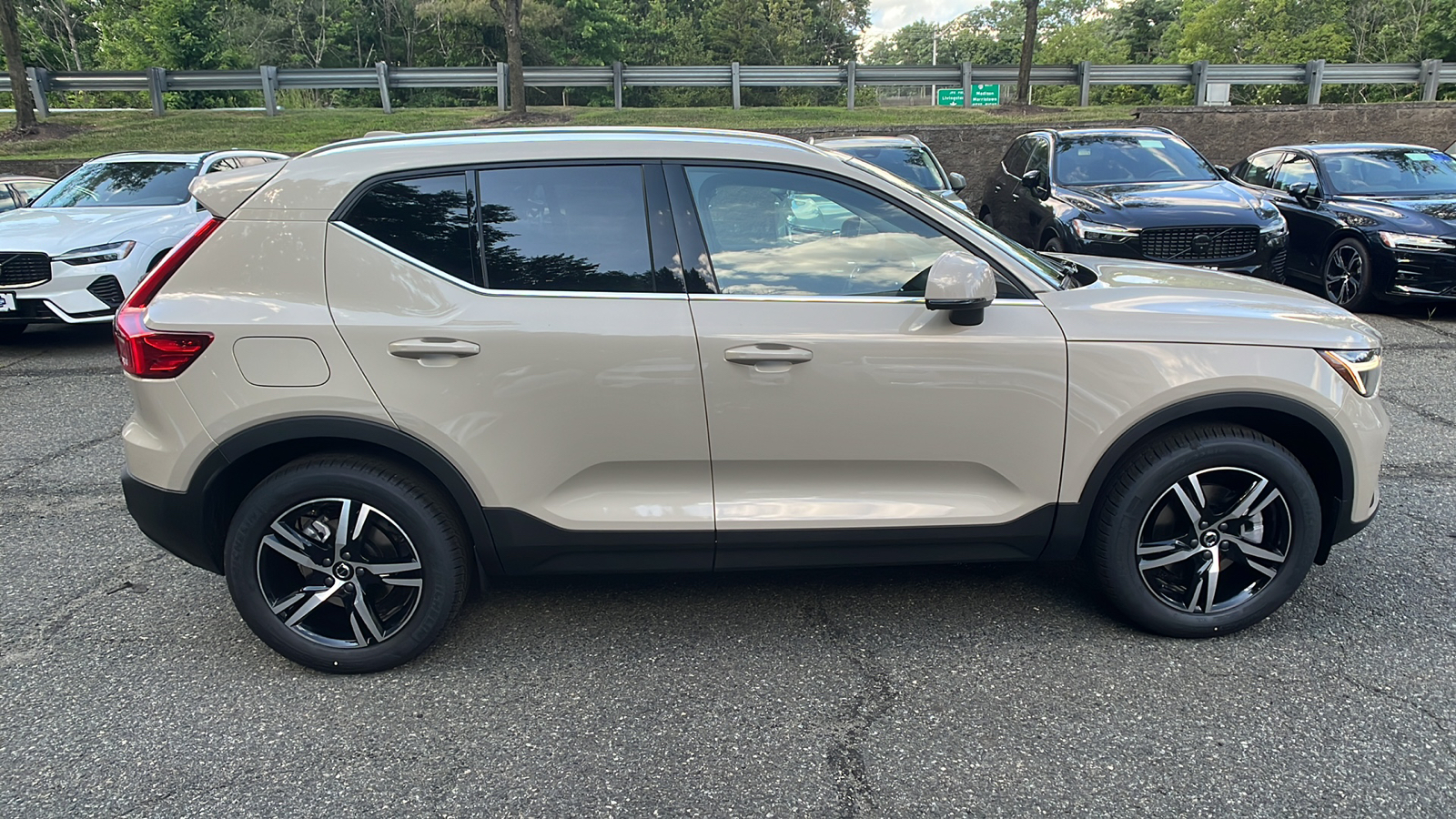 2025 Volvo XC40 B5 Core 7