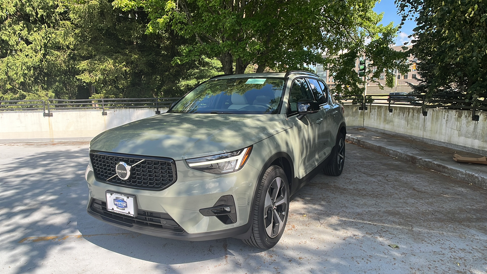 2025 Volvo XC40 B5 Plus Dark Theme 1