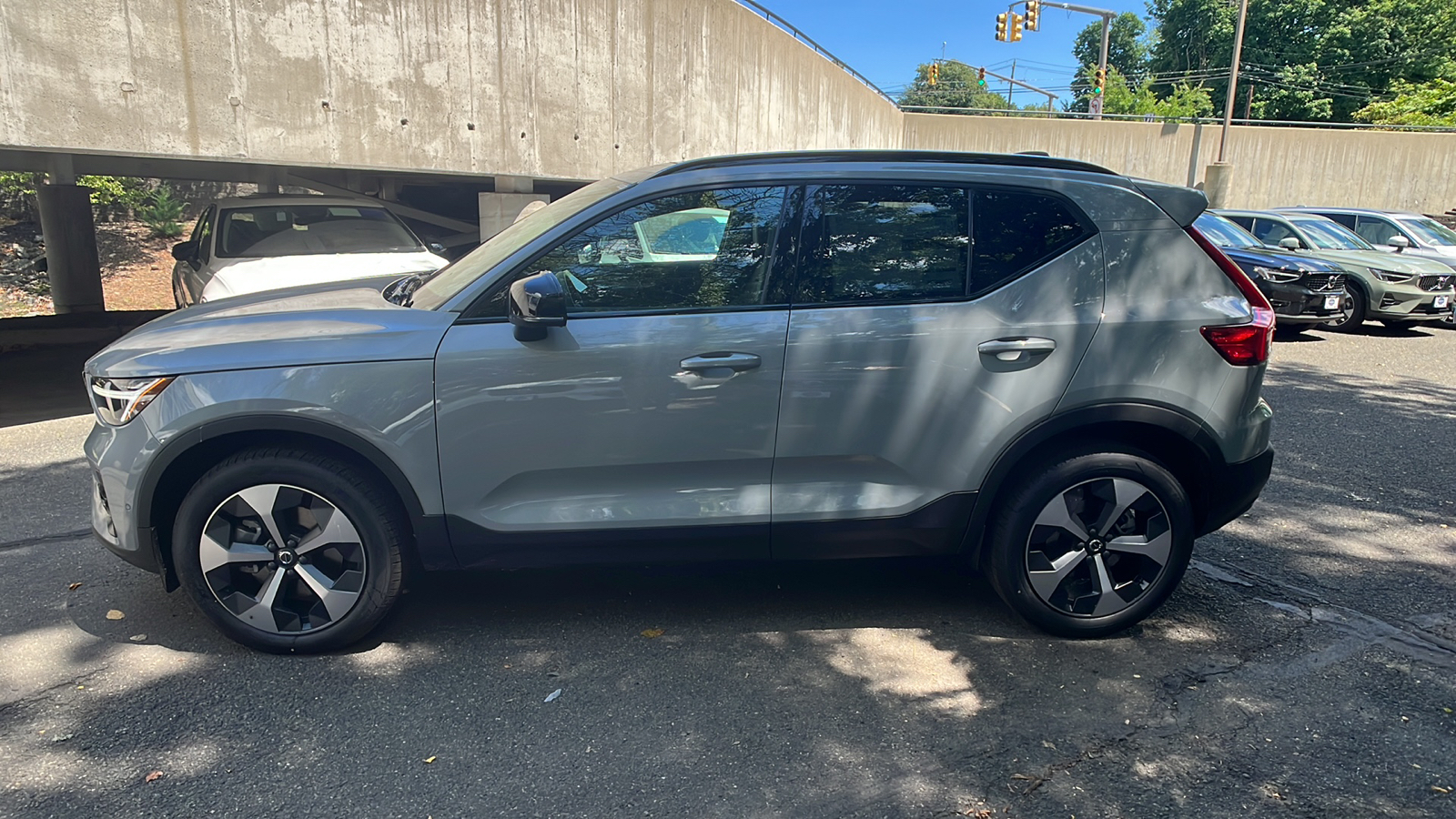 2025 Volvo XC40 B5 Plus Dark Theme 2