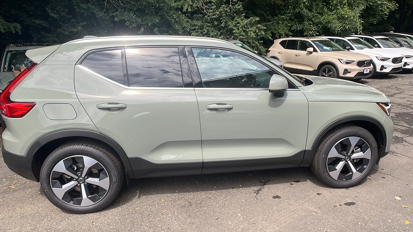 2025 Volvo XC40 B5 Plus Bright Theme 5