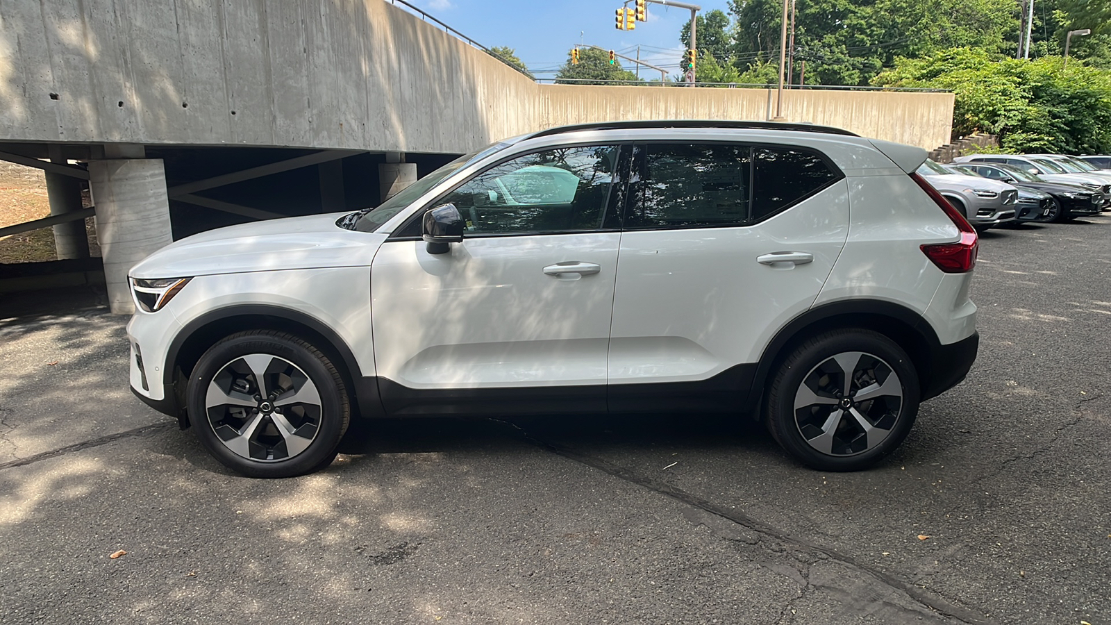 2025 Volvo XC40 B5 Plus Dark Theme 2