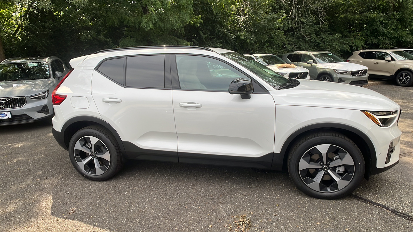 2025 Volvo XC40 B5 Plus Dark Theme 7