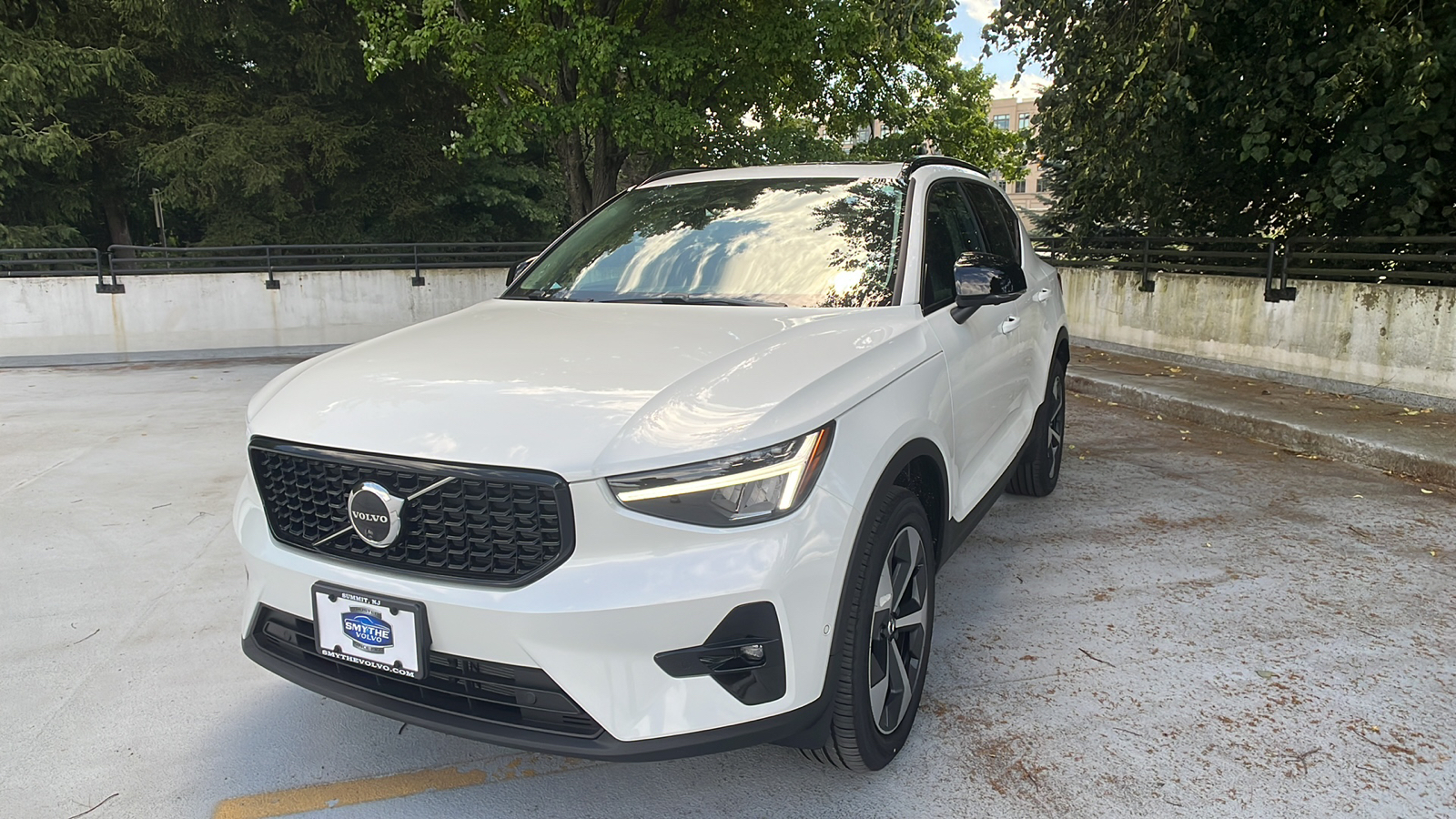 2025 Volvo XC40 B5 Plus Dark Theme 1