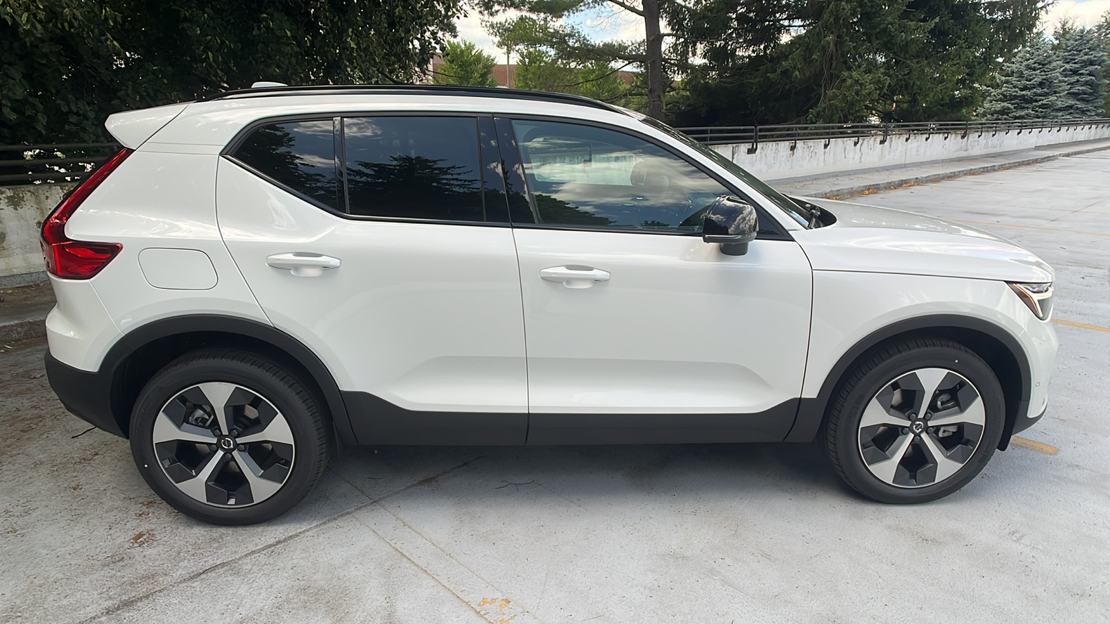 2025 Volvo XC40 B5 Plus Dark Theme 7