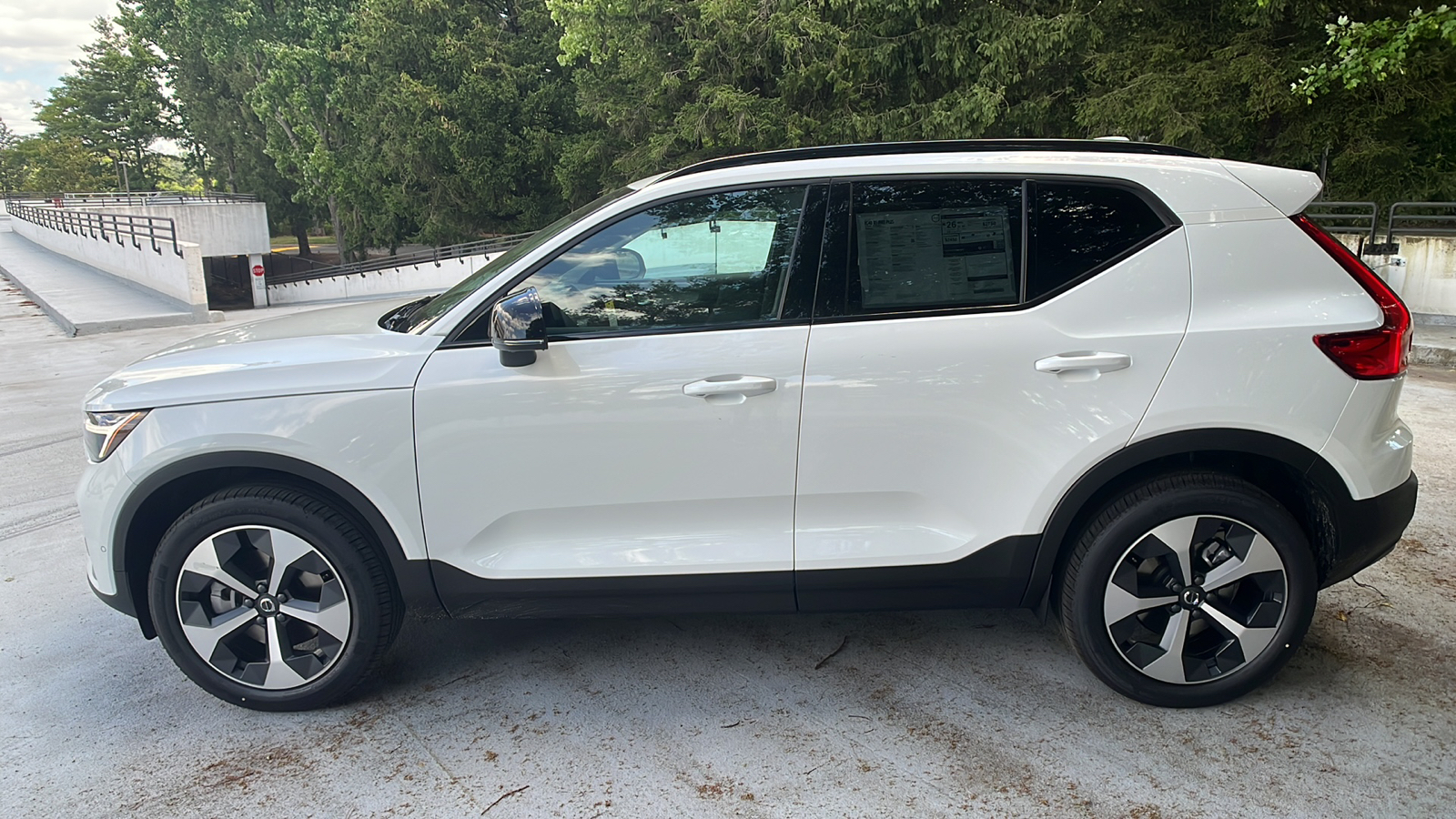 2025 Volvo XC40 B5 Plus Dark Theme 2