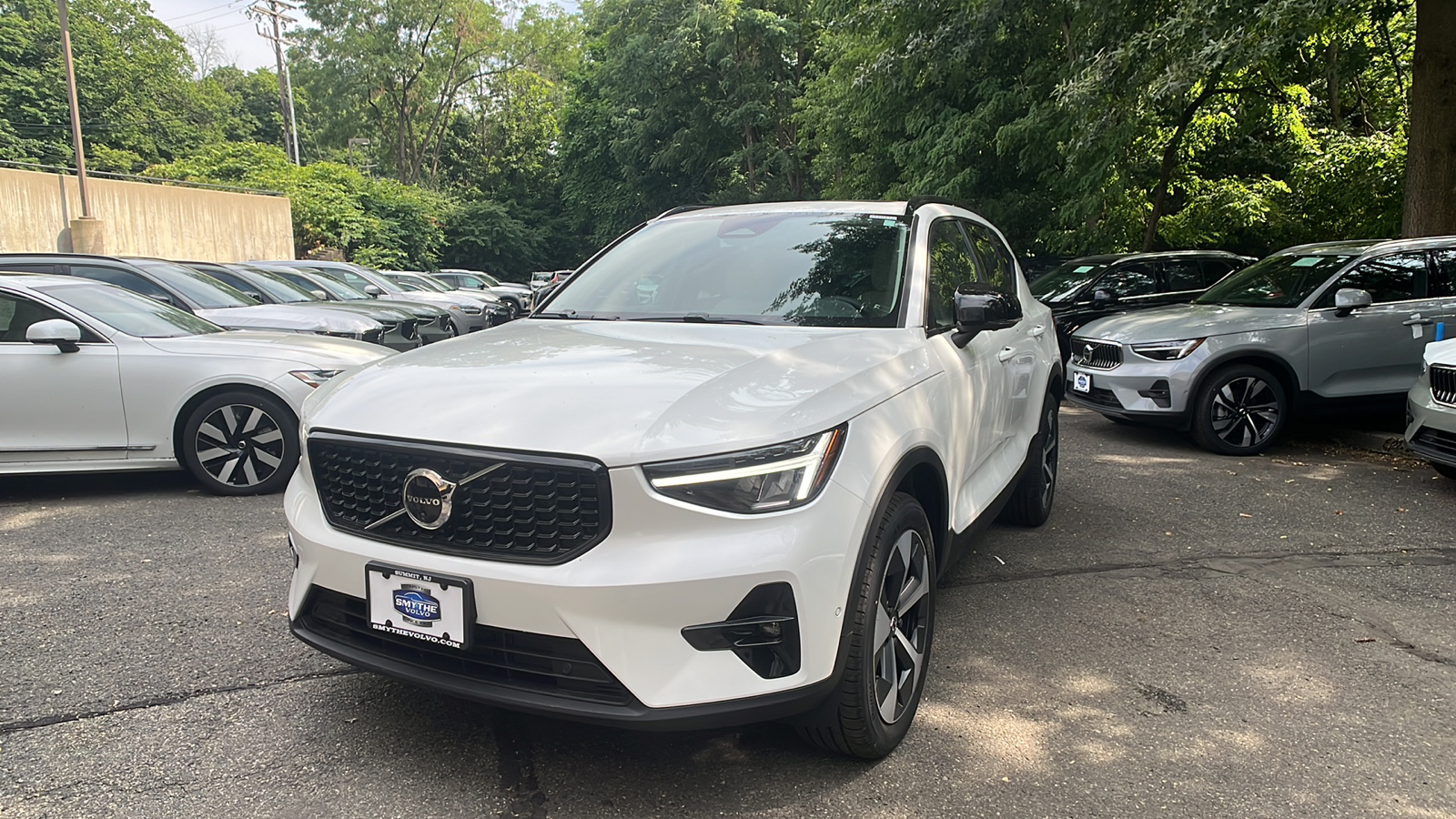 2025 Volvo XC40 B5 Plus Dark Theme 1