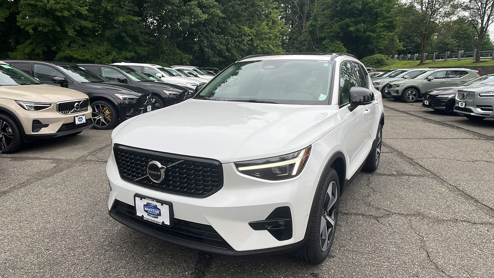 2025 Volvo XC40 B5 Plus Dark Theme 1