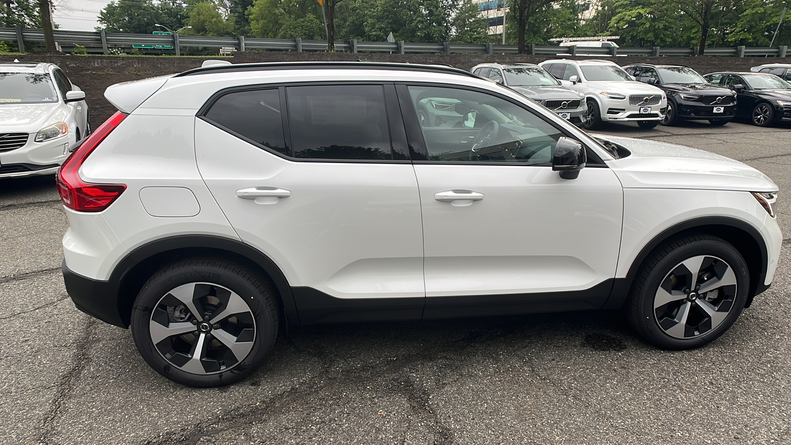 2025 Volvo XC40 B5 Plus Dark Theme 7