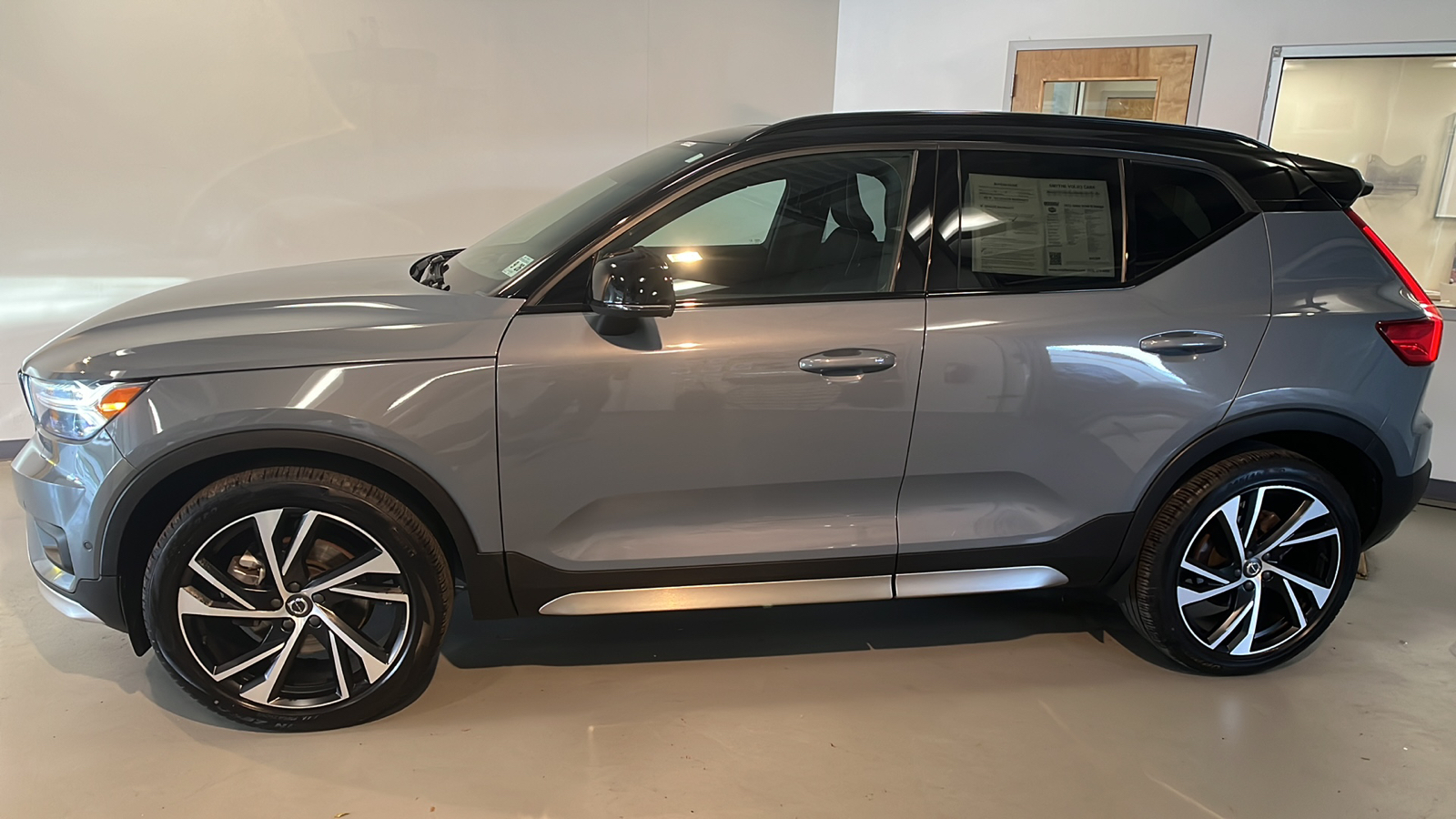 2021 Volvo XC40 R-Design 2