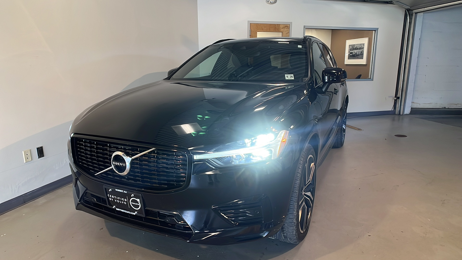 2021 Volvo XC60 Recharge Plug-In Hybrid T8 R-Design 1