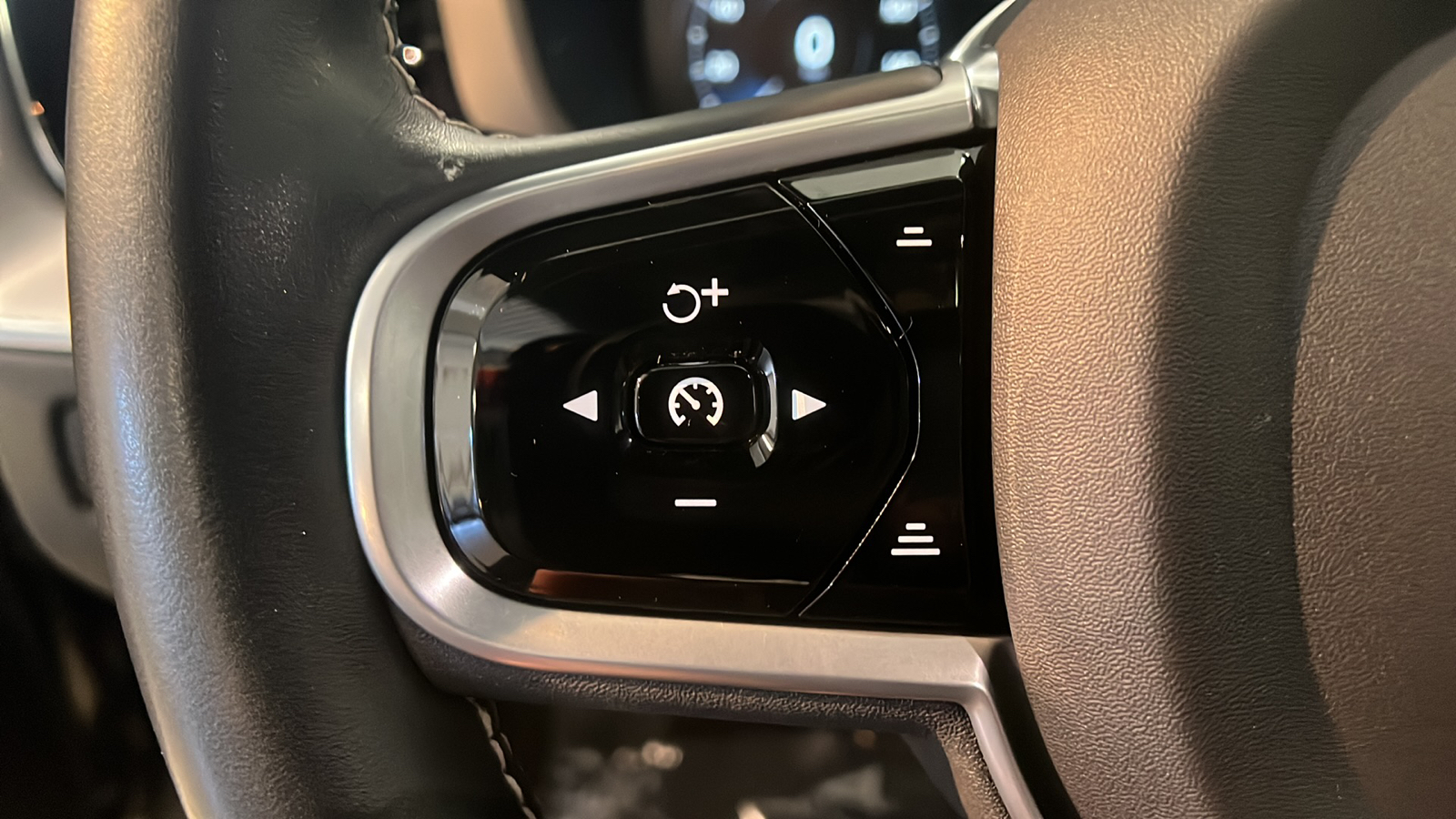 2021 Volvo XC60 Recharge Plug-In Hybrid T8 R-Design 16