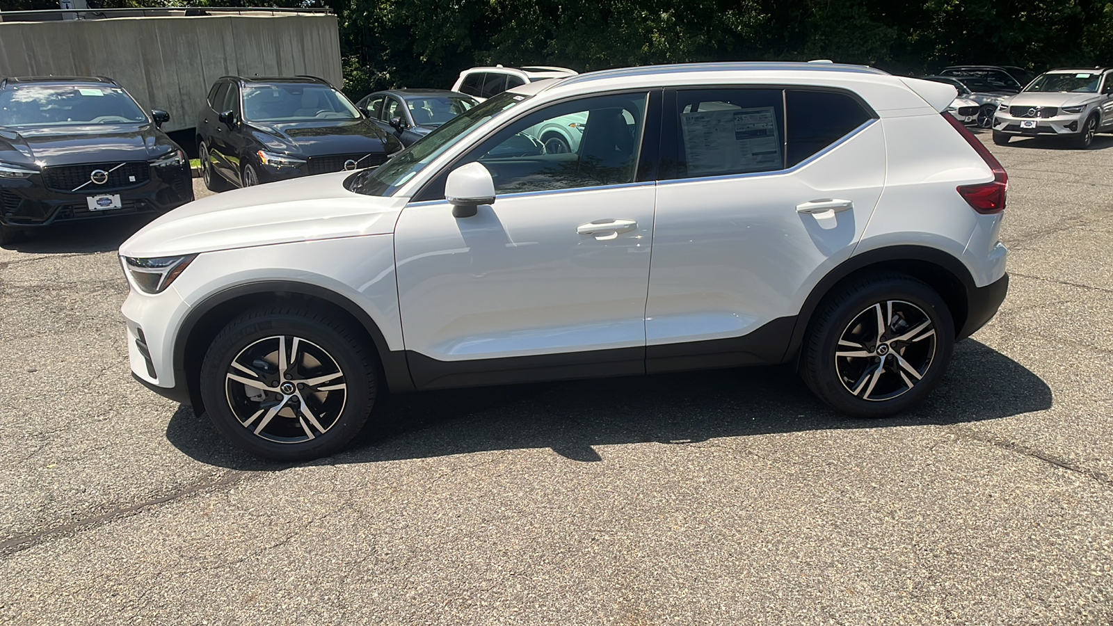 2025 Volvo XC40 B5 Core 2