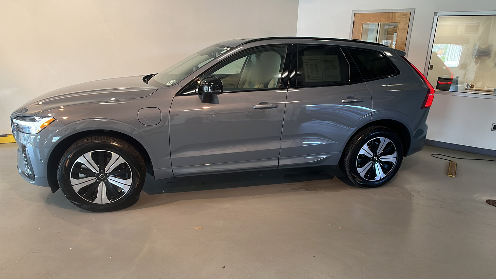 2024 Volvo XC60 Recharge Plug-In Hybrid T8 Plus Dark Theme 2