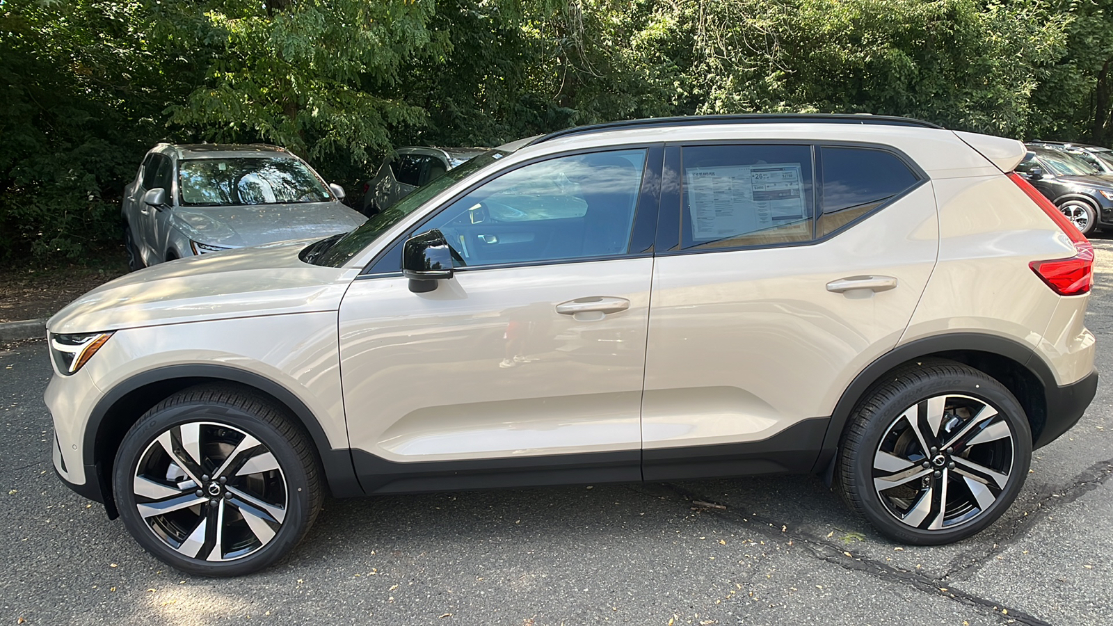 2025 Volvo XC40 B5 Plus Dark Theme 2