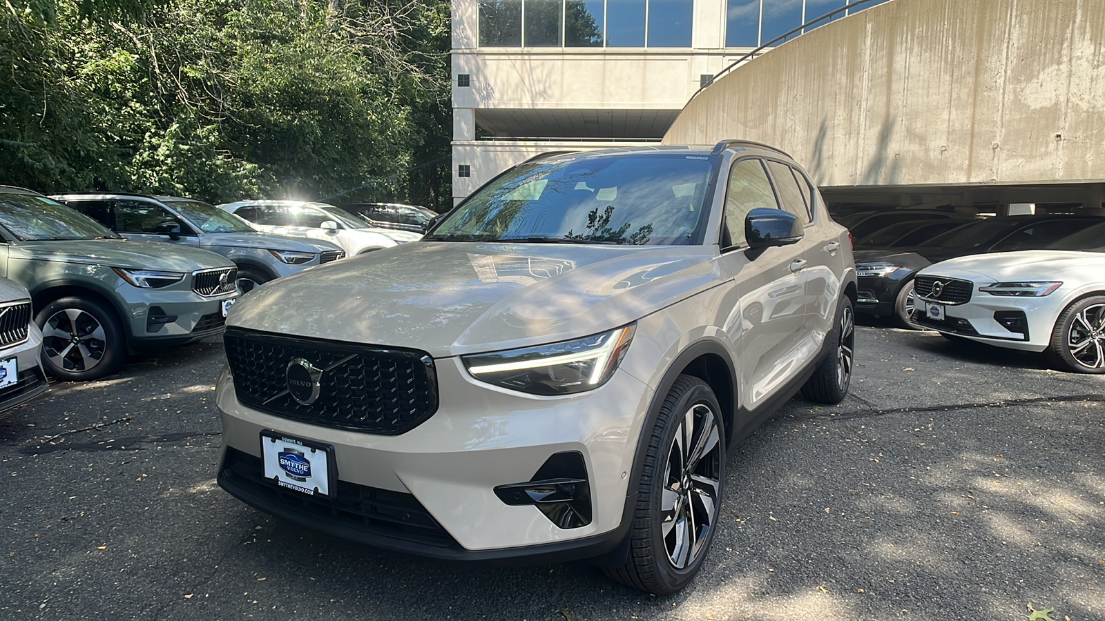 2025 Volvo XC40 B5 Plus Dark Theme 1