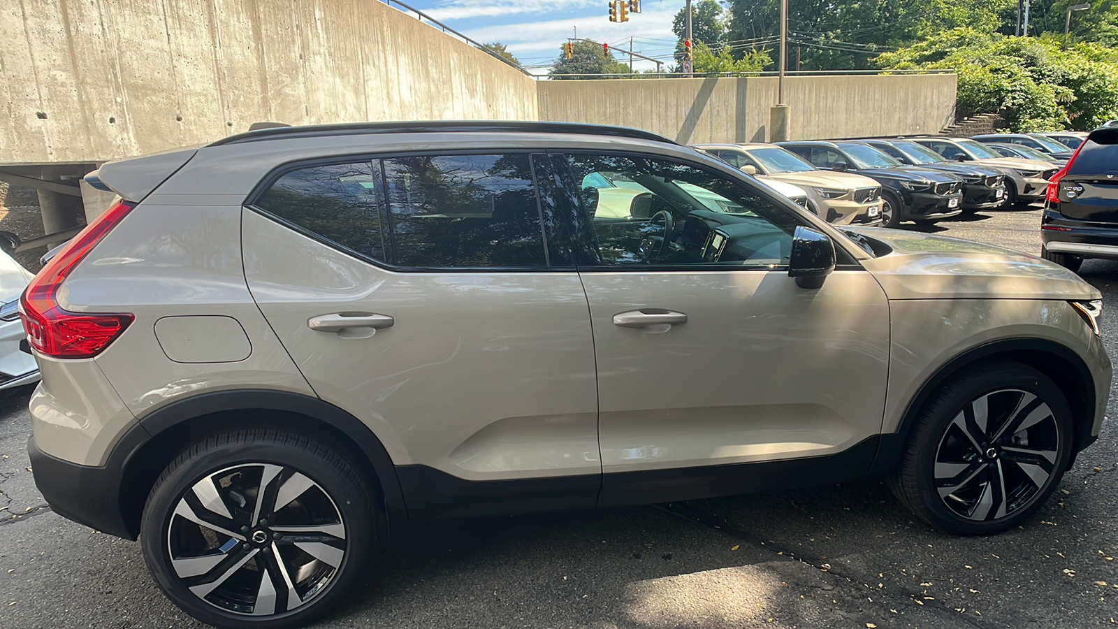 2025 Volvo XC40 B5 Plus Dark Theme 7