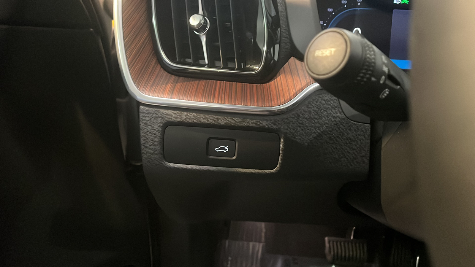 2023 Volvo XC60 B5 Plus Dark Theme 15