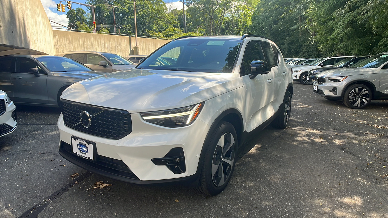 2025 Volvo XC40 B5 Plus Dark Theme 1