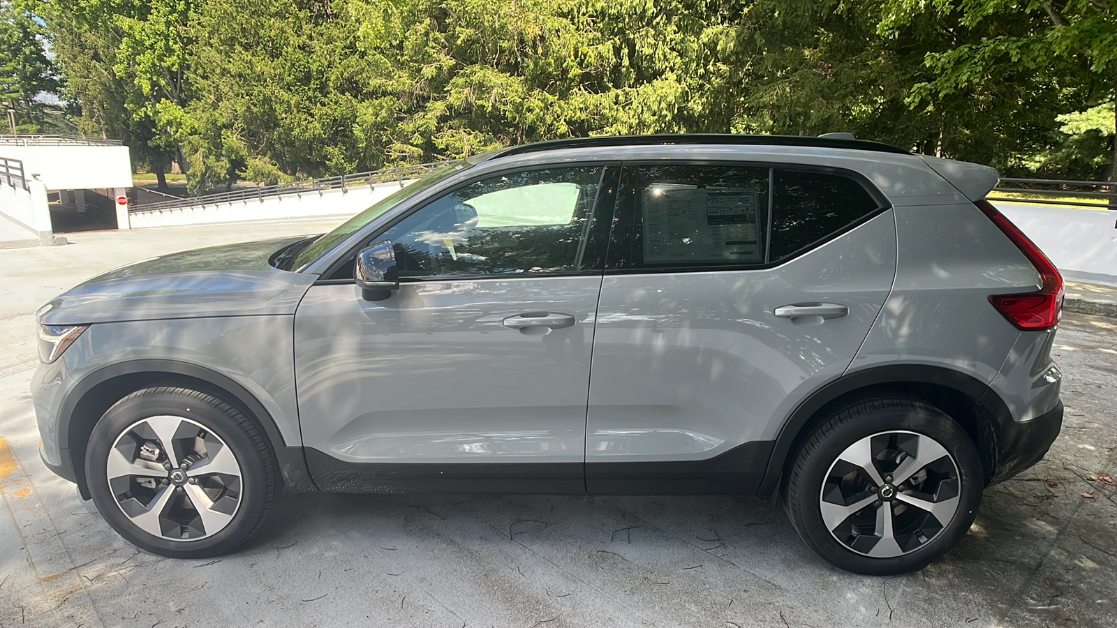 2025 Volvo XC40 B5 Plus Dark Theme 2