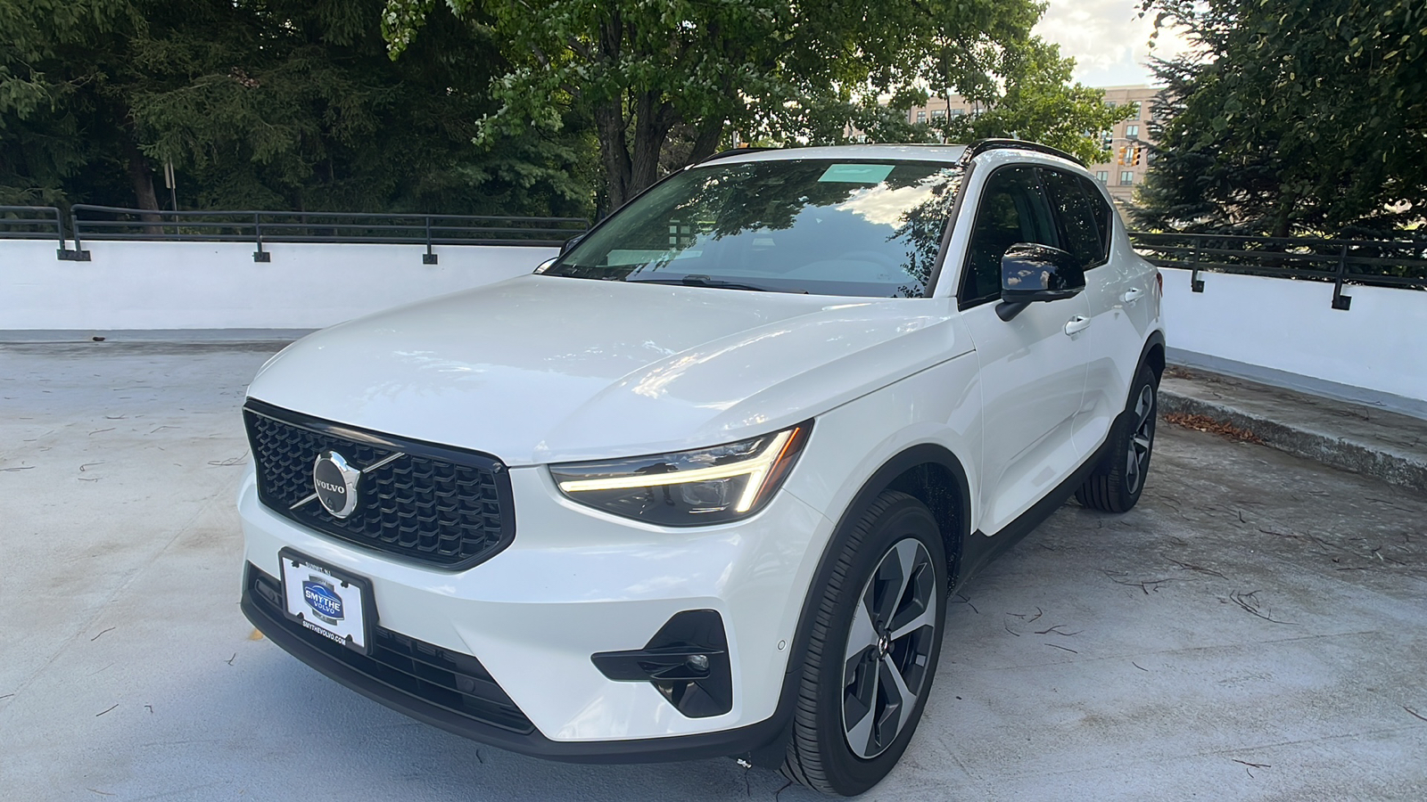 2025 Volvo XC40 B5 Plus Dark Theme 1