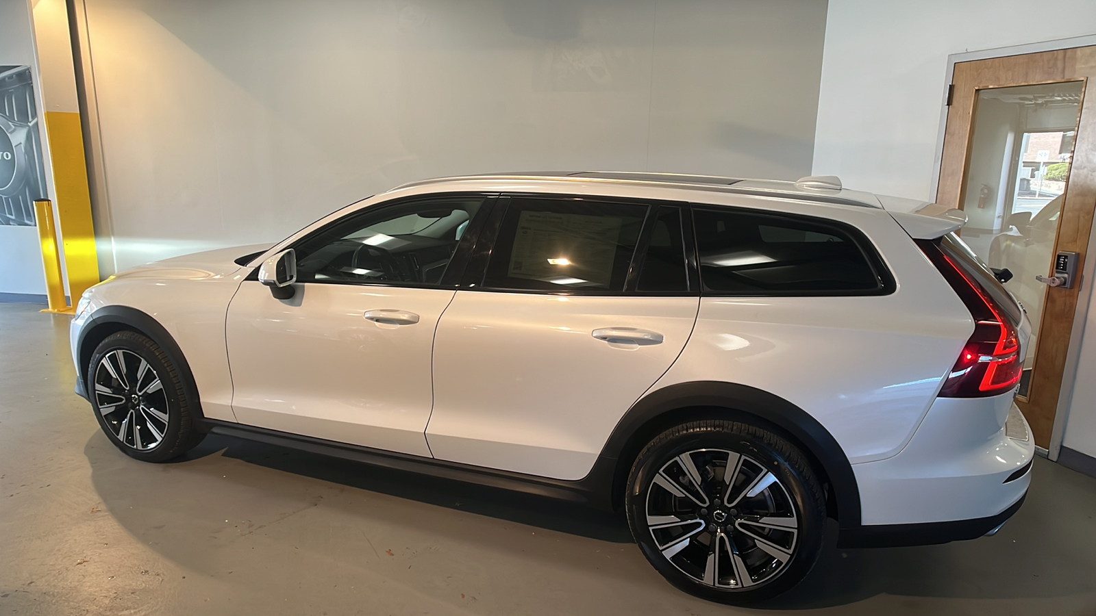 2022 Volvo V60 Cross Country T5 2