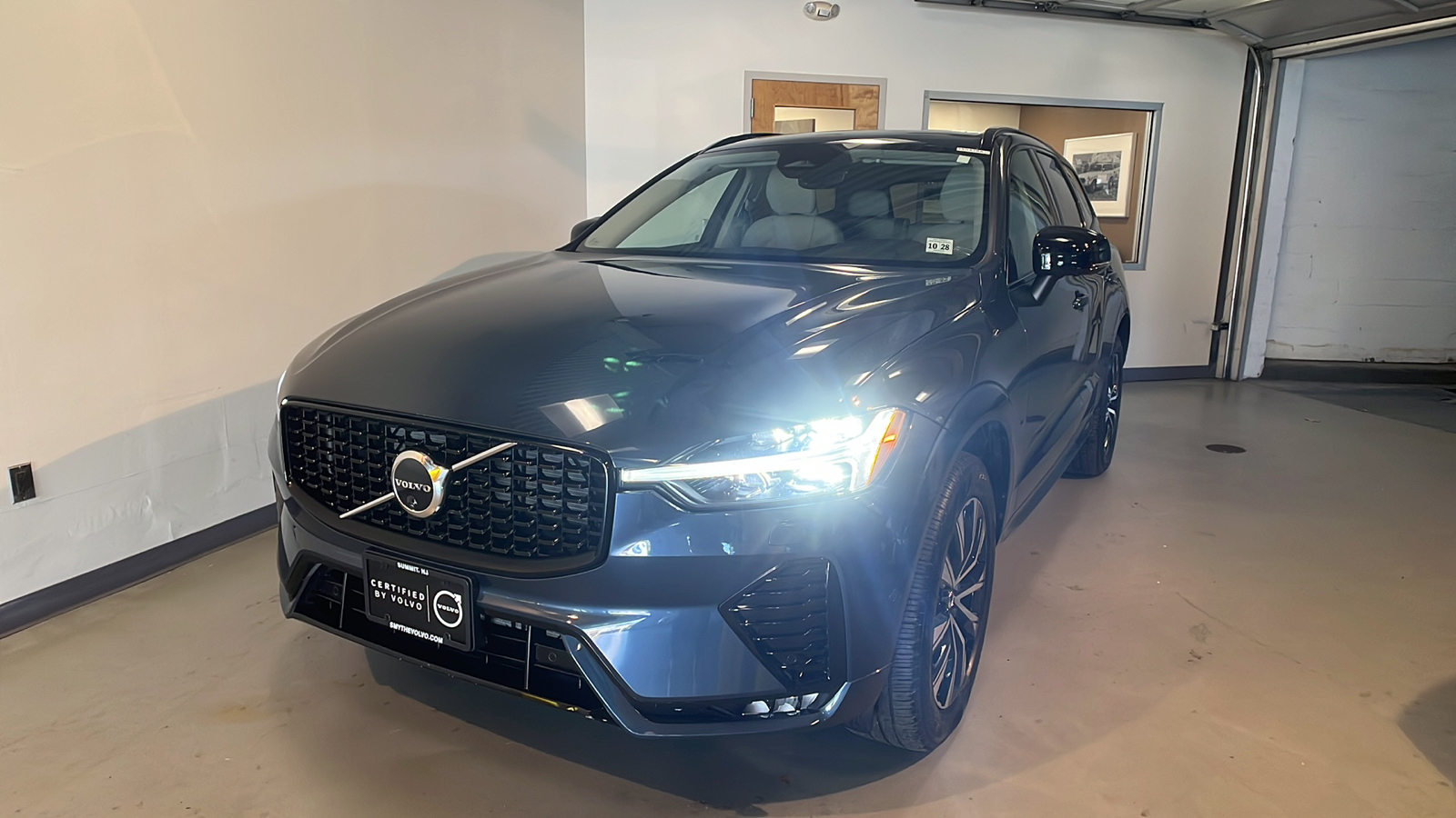 2024 Volvo XC60 B5 Plus Dark Theme 1