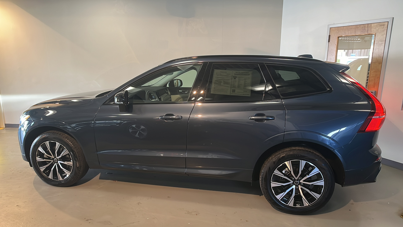 2024 Volvo XC60 B5 Plus Dark Theme 2