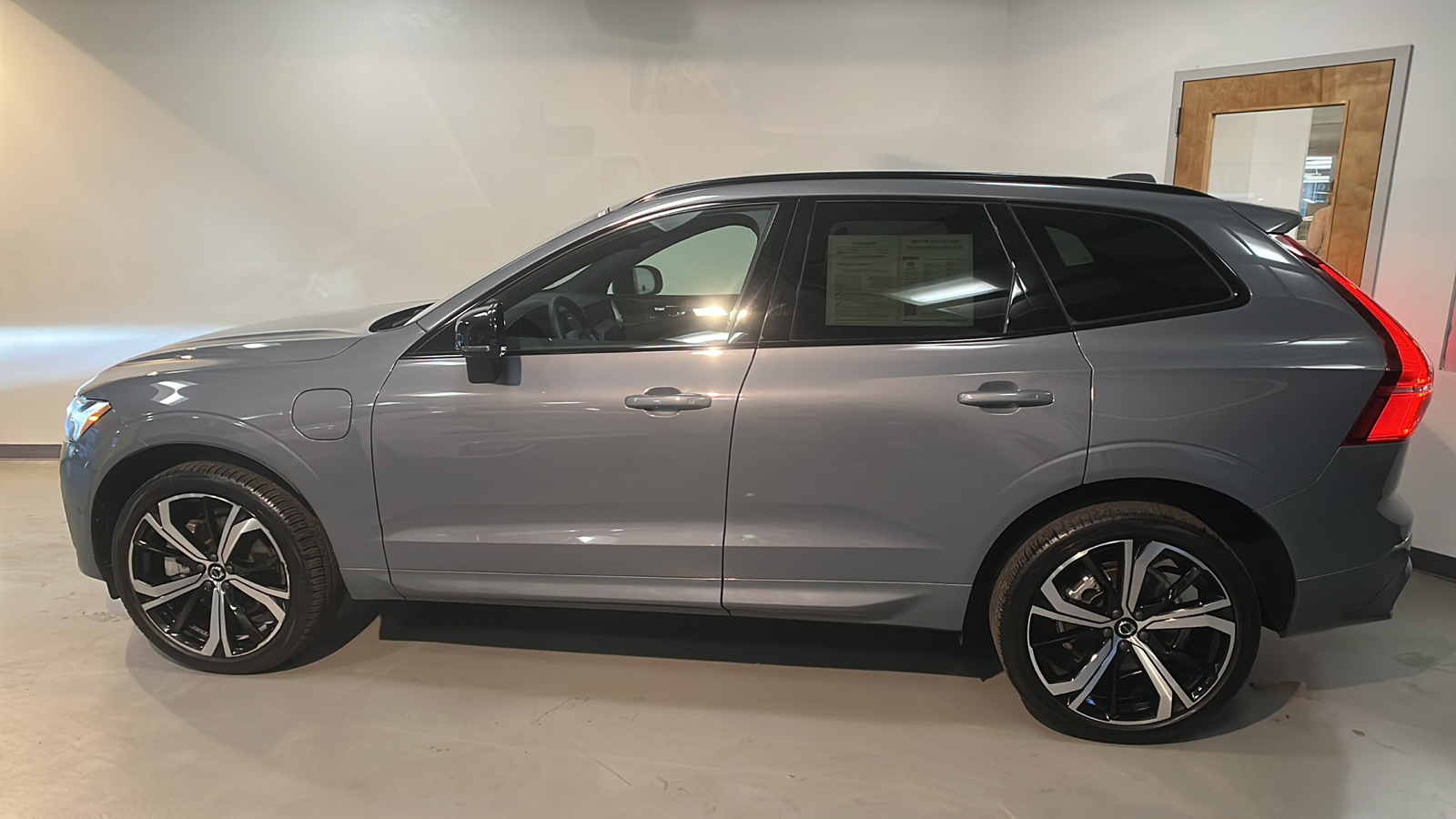 2022 Volvo XC60 Recharge Plug-In Hybrid T8 R-Design 2