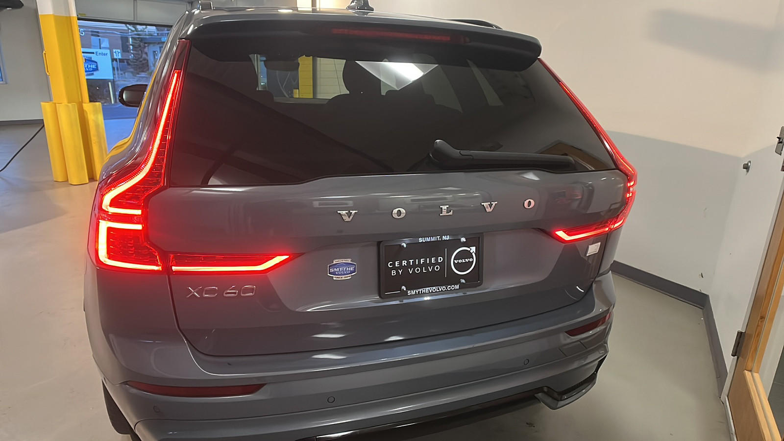 2022 Volvo XC60 Recharge Plug-In Hybrid T8 R-Design 4