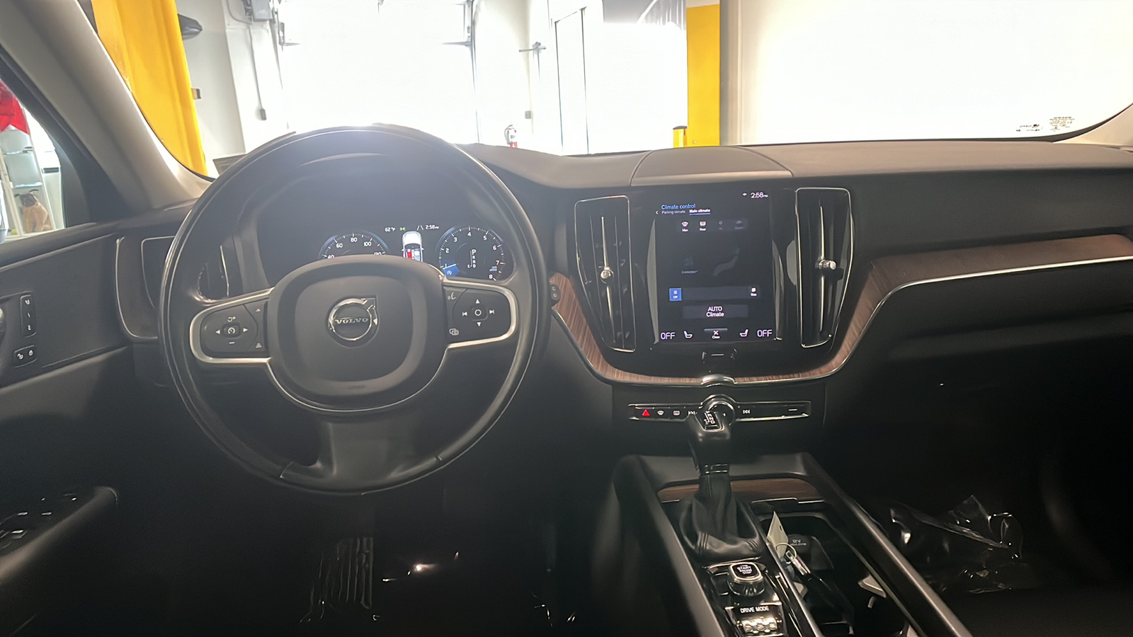 2021 Volvo XC60 T6 Momentum 10