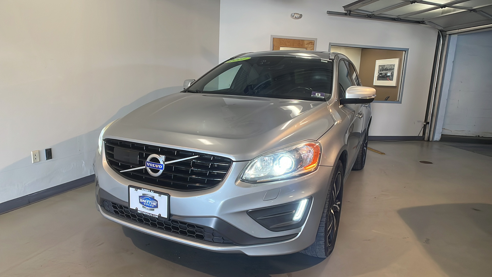 2017 Volvo XC60 T6 R-Design 1