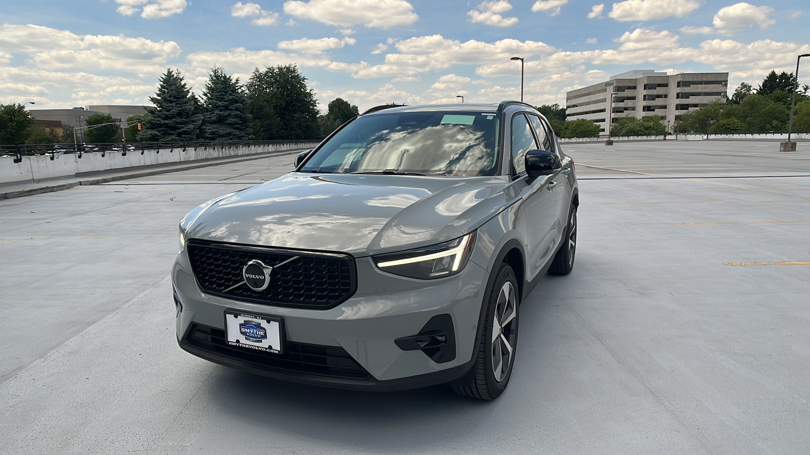 2025 Volvo XC40 B5 Plus Dark Theme 1