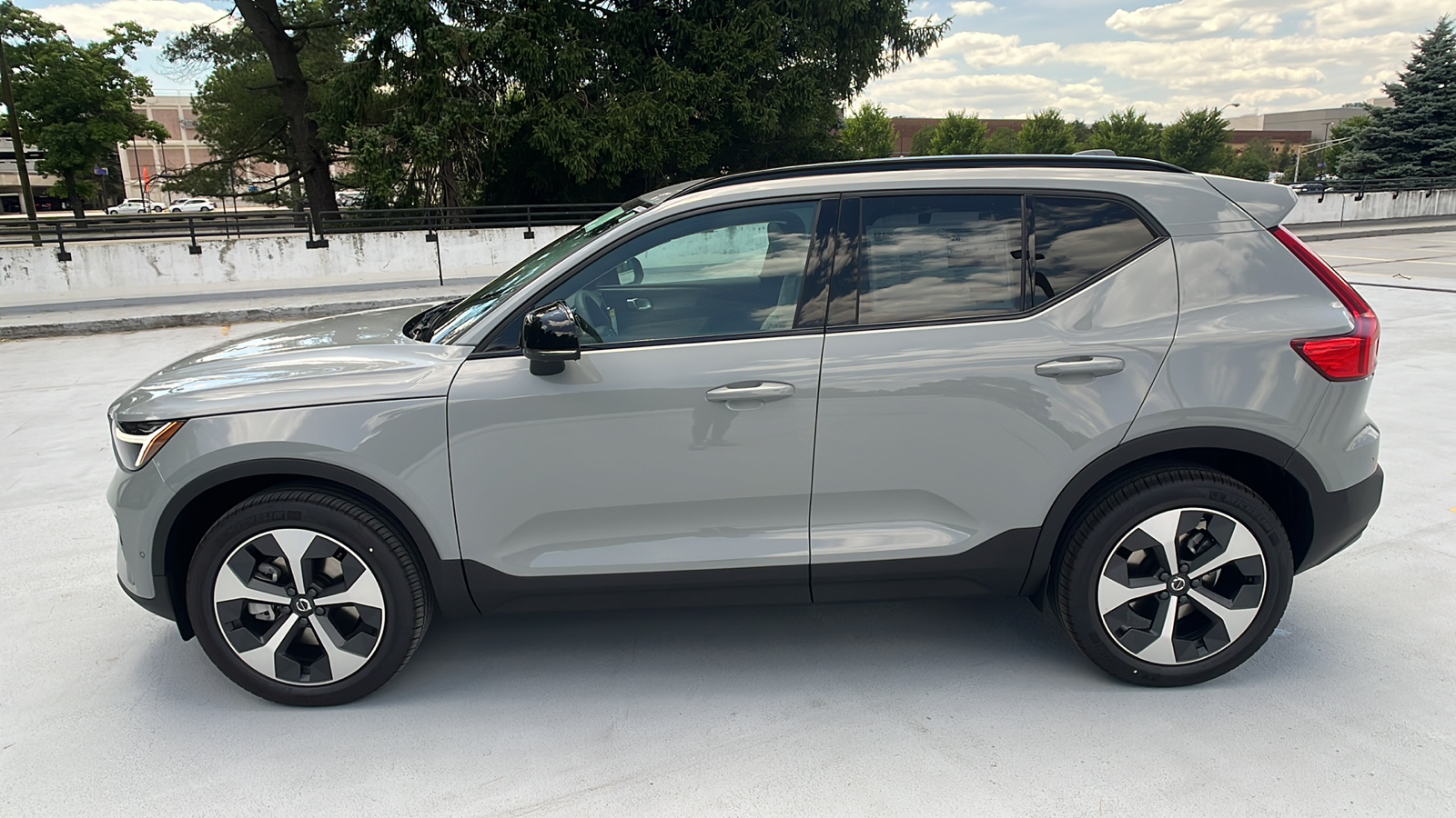 2025 Volvo XC40 B5 Plus Dark Theme 2