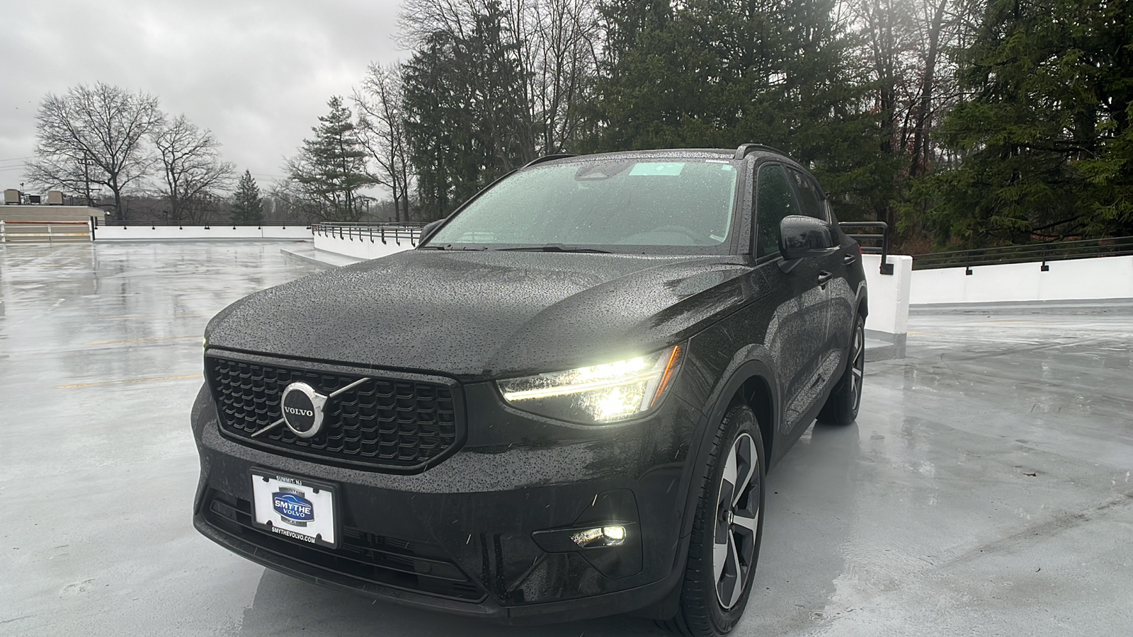 2025 Volvo XC40 B5 Plus Dark Theme 1