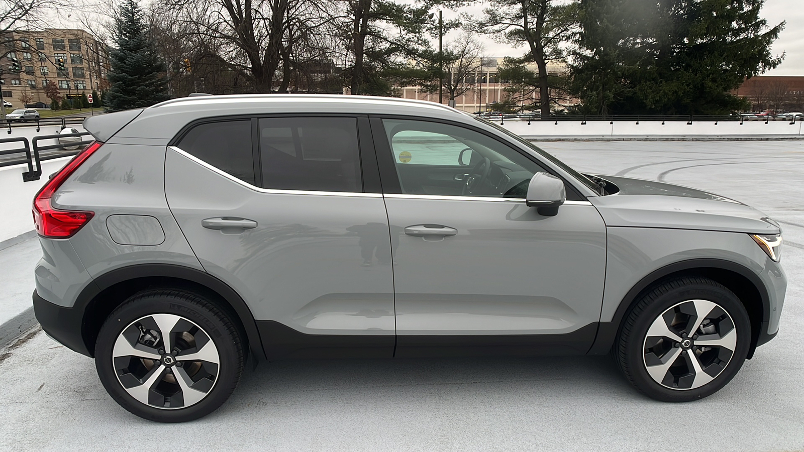 2025 Volvo XC40 B5 Plus Bright Theme 7