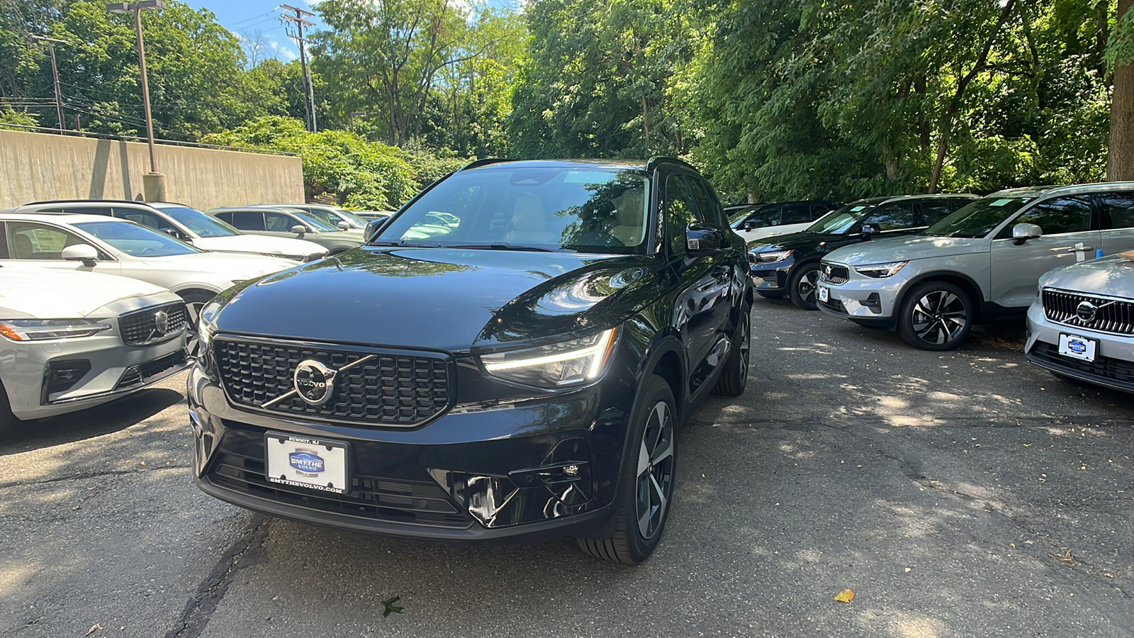 2025 Volvo XC40 B5 Plus Dark Theme 1