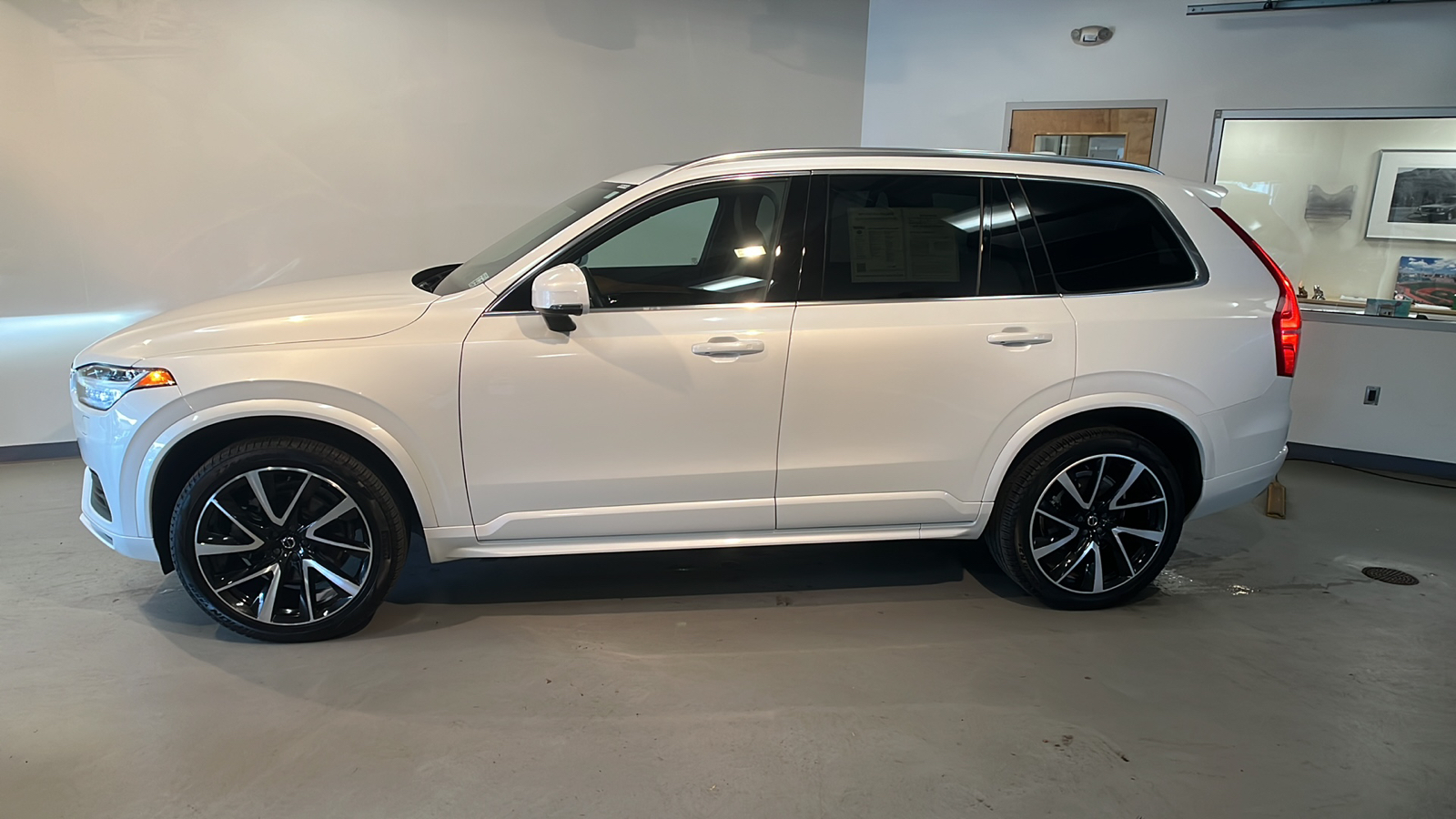 2022 Volvo XC90 T6 Momentum 2