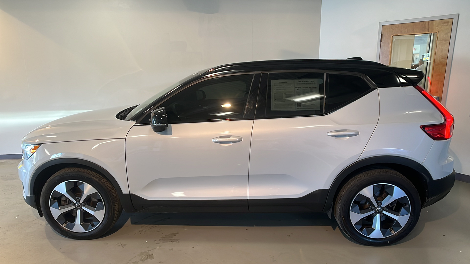 2021 Volvo XC40 R-Design 2